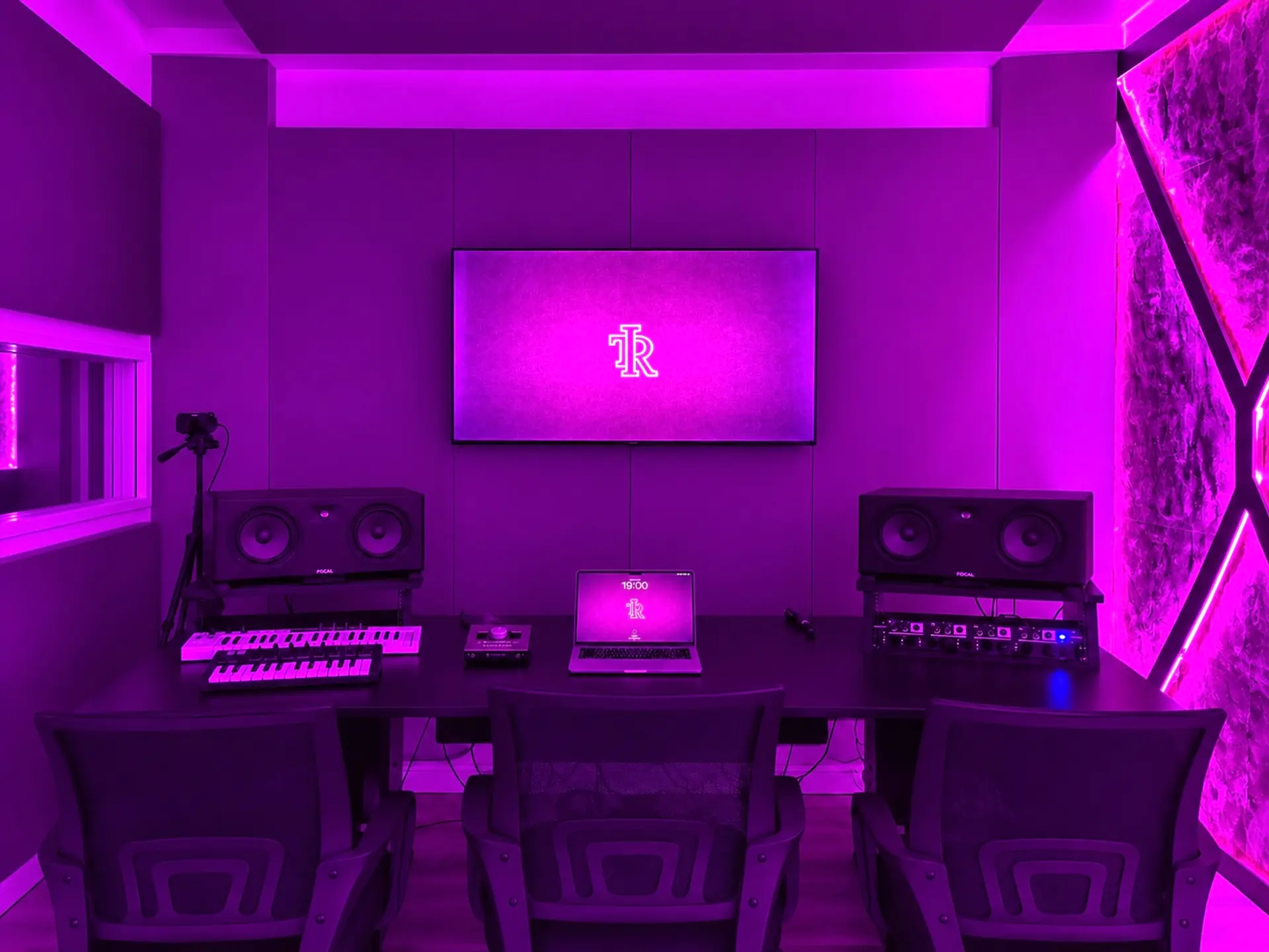 Sala de control del estudio Interludio con iluminación morada